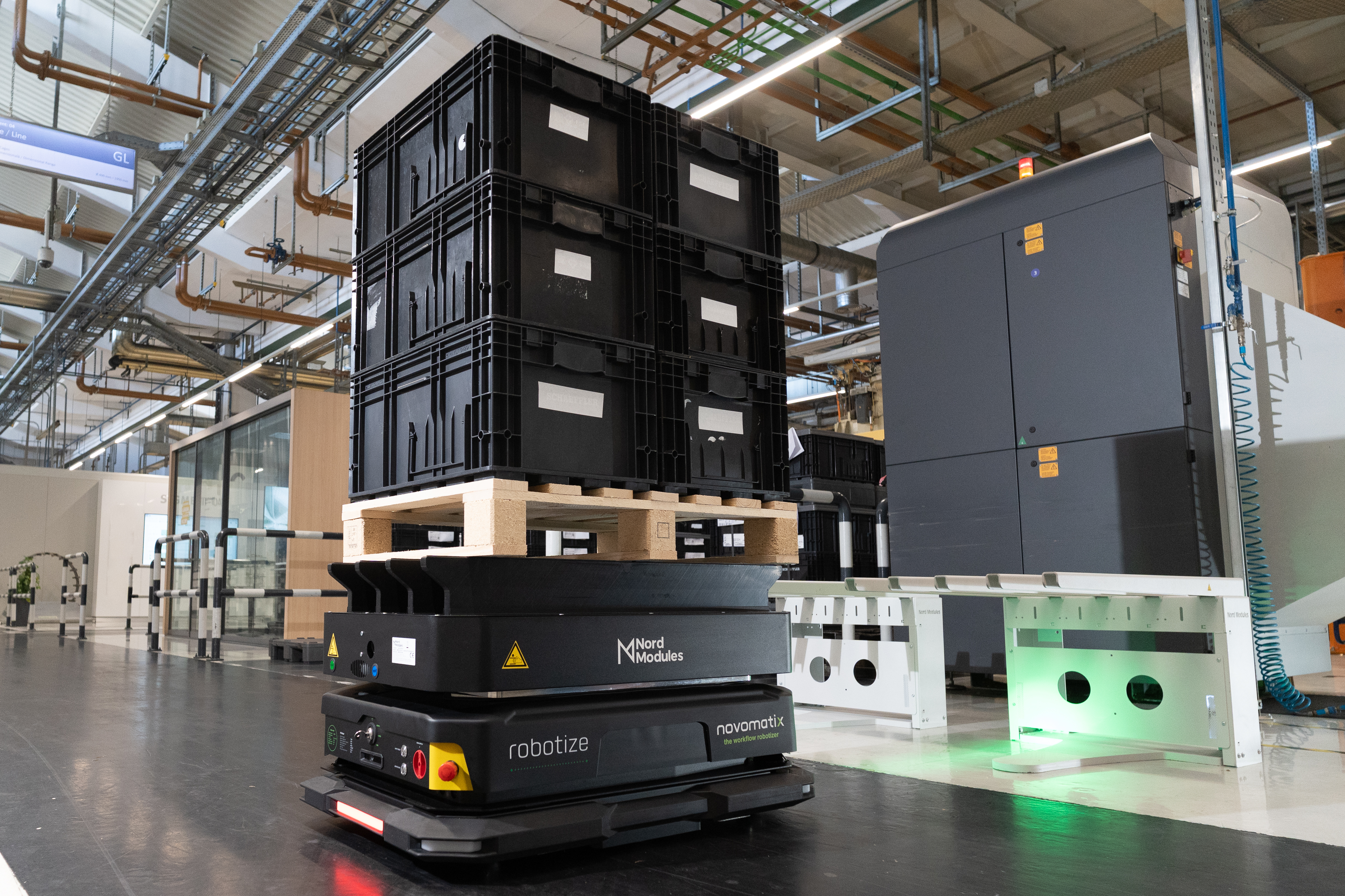 Roboti mobili AMR si AGV — context operational in depozit si productie